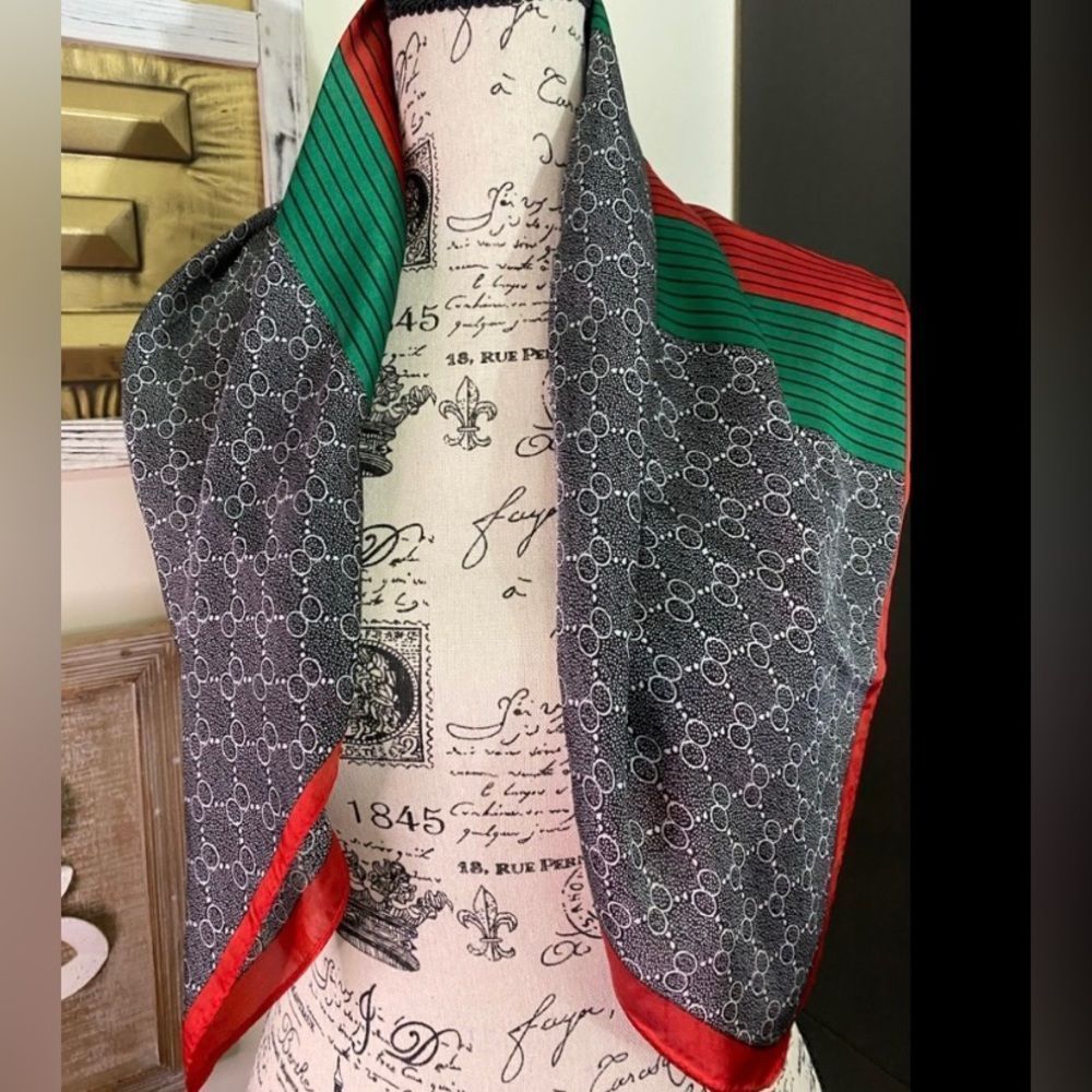 🧣Brand New Beautiful fashion scarfs. Very
stylish. Great addition to wardrobe🧣